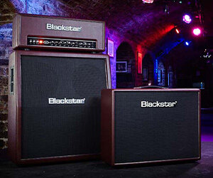 Groupe de tête d'ampli guitare Blackstar Artisan Series et cabines dans un studio souterrain