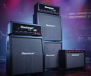 groupe d'amplis guitare Blackstar Series One sur scène avec des lumières multicolores derrière eux